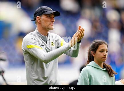 Chelsea-Manager Thomas Tuchel applaudiert den Fans nach dem Spiel in der Premier League in Stamford Bridge, London. Bilddatum: Sonntag, 22. Mai 2022. Stockfoto