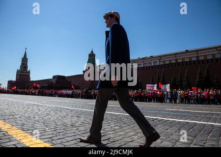 Moskau, Russland. 22.. Mai 2022. Schüler nehmen an einer Pioniereinführungszeremonie auf dem Roten Platz in Moskau Teil, um den Beitritt zur Pioneers-Organisation und das 100.-jährige Jubiläum der All-Union Pioneer Organization in Moskau, Russland, zu feiern. Nikolay Vinokurov/Alamy Live News Stockfoto