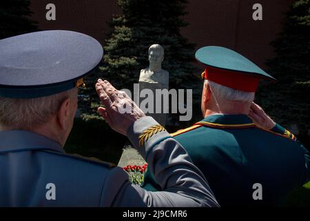 Moskau, Russland. 22.. Mai 2022. Veteranen der Armee grüßen am Grab des sowjetischen Führers Josef Stalin während einer Pionierzeremonie auf dem Roten Platz in Moskau, um den Beitritt zur Pioneers-Organisation und den 100.. Jahrestag der All-Union Pioneer Organization in Moskau, Russland, zu feiern. Nikolay Vinokurov/Alamy Live News Stockfoto