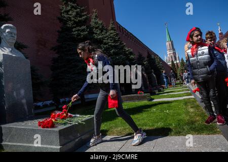 Moskau, Russland. 22.. Mai 2022. Pioniere legen Blumen auf das Grab des sowjetischen Führers Josef Stalin während einer Pionierzeremonie auf dem Roten Platz in Moskau, um den Beitritt zur Pioneers Organisation und den 100.. Jahrestag der All-Union Pioneer Organisation in Moskau, Russland, zu feiern. Nikolay Vinokurov/Alamy Live News Stockfoto