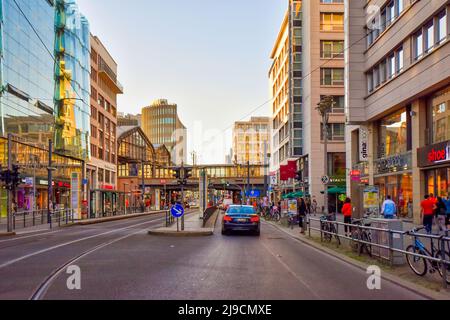 Berlin, Deutschland - 30. Juni 2018: Blick entlang der Friedrichstraße bis zum gleichnamigen Bahnhof in der Berliner Innenstadt in der Abenddämmerung. Stockfoto