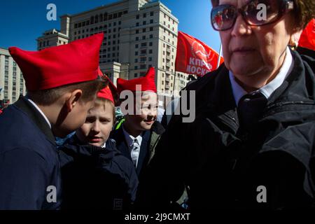 Moskau, Russland. 22.. Mai 2022. Schüler nehmen an einer Pioniereinführungszeremonie auf dem Roten Platz in Moskau Teil, um den Beitritt zur Pioneers-Organisation und das 100.-jährige Jubiläum der All-Union Pioneer Organization in Moskau, Russland, zu feiern. Nikolay Vinokurov/Alamy Live News Stockfoto