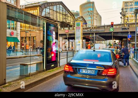 Berlin, Deutschland - 30. Juni 2018: Blick entlang der Friedrichstraße bis zum gleichnamigen Bahnhof in der Berliner Innenstadt in der Abenddämmerung. Stockfoto