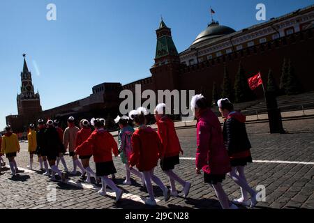 Moskau, Russland. 22.. Mai 2022. Schüler nehmen an einer Pioniereinführungszeremonie auf dem Roten Platz in Moskau Teil, um den Beitritt zur Pioneers-Organisation und das 100.-jährige Jubiläum der All-Union Pioneer Organization in Moskau, Russland, zu feiern. Nikolay Vinokurov/Alamy Live News Stockfoto