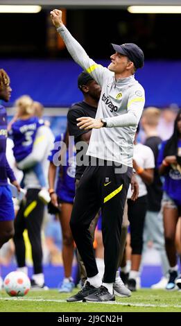 Chelsea-Manager Thomas Tuchel nach dem Spiel in der Premier League in Stamford Bridge, London, auf dem Spielfeld. Bilddatum: Sonntag, 22. Mai 2022. Stockfoto