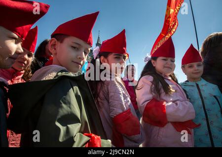 Moskau, Russland. 22.. Mai 2022. Mädchen und Jungen mit roten Nackentüchern stehen auf dem Roten Platz während einer Zeremonie zur Feier des Beitritts zur Pioneers-Organisation und des 100.-jährigen Jubiläums der All-Union Pioneer Organization in Moskau, Russland. Nikolay Vinokurov/Alamy Live News Stockfoto