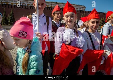 Moskau, Russland. 22.. Mai 2022. Schüler nehmen an einer Pioniereinführungszeremonie auf dem Roten Platz in Moskau Teil, um den Beitritt zur Pioneers-Organisation und das 100.-jährige Jubiläum der All-Union Pioneer Organization in Moskau, Russland, zu feiern. Nikolay Vinokurov/Alamy Live News Stockfoto