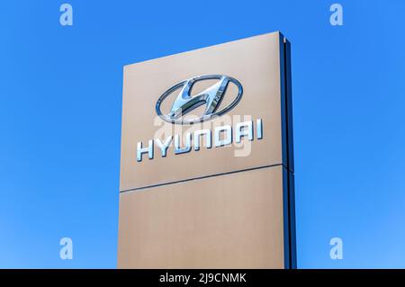 Samara, Russland - 8. Mai 2022: Hyundai-Händler unterschreiben gegen einen blauen Himmel. Hyundai Motor Company ist ein südkoreanischer multinationaler Automobilhersteller Stockfoto
