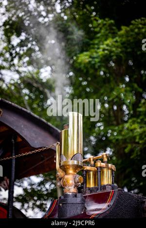 Dampf tritt über Ventile auf einem Aveling und Porter Traction Engine aus Stockfoto