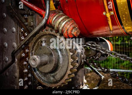 Zahnstangenräder unter einem Aveling- und Porter-Traktionsmotor Stockfoto
