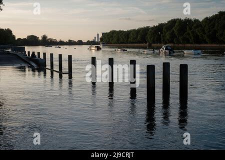 Thamaes River by Putney Bridge, Putney, London, Großbritannien Stockfoto