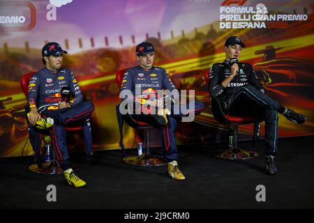 Von links nach rechts: PEREZ Sergio (mex), Red Bull Racing RB18, Portrait mit VERSTAPPEN Max (NED), Red Bull Racing RB18 und RUSSELL George (gbr), Mercedes AMG F1 Team W13 während der FIA Pressekonferenz nach dem Formel 1 Pirelli Grand Premio de Espana 2022, 6. Lauf der FIA Formel 1 Weltmeisterschaft 2022, auf dem Circuit de Barcelona-Catalunya, vom 20. Bis 22. Mai 2022 in Montmelo, Spanien - Foto Xavi Bonilla / DPPI Stockfoto