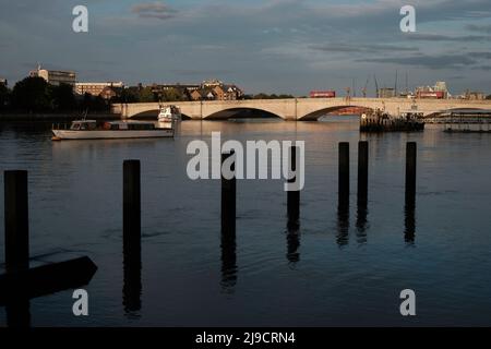 Thamaes River by Putney Bridge, Putney, London, Großbritannien Stockfoto