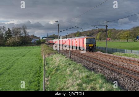 3 Königliche Postklasse 325 Elektrofrachteinheiten, die Scorton auf der Hauptlinie der Westküste in Lancashire mit einem Postzug nach Süden passieren Stockfoto