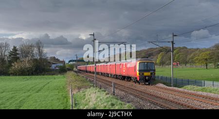 3 Königliche Postklasse 325 Elektrofrachteinheiten, die Scorton auf der Hauptlinie der Westküste in Lancashire mit einem Postzug nach Süden passieren Stockfoto