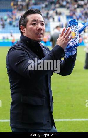 Leicester, Großbritannien. 22.. Mai 2022. Leicester City Besitzer Aiyawatt Srivaddhanaprabha wirft Schals und Shirts zu den Unterstützern am Ende des letzten Spiels der Saison in Leicester, Vereinigtes Königreich auf 5/22/2022. (Foto von James Heaton/News Images/Sipa USA) Quelle: SIPA USA/Alamy Live News Stockfoto