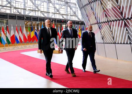 Brüssel, Belgien. 22.. Mai 2022. Der Präsident des Europäischen Rates, Charles MICHEL, empfängt am 22. Mai 2022 den aserbaidschanischen Präsidenten Ilham ALIYEV und den armenischen Premierminister Nikol PASHINYAN in Brüssel, Belgien. Kredit: ALEXANDROS MICHAILIDIS/Alamy Live Nachrichten Stockfoto