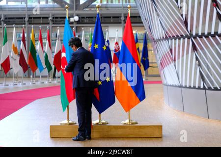 Brüssel, Belgien. 22.. Mai 2022. Flaggen von Aserbaidschan, Europa und Armenien im EU-Ratsgebäude in Brüssel, Belgien, am 22. Mai 2022. Kredit: ALEXANDROS MICHAILIDIS/Alamy Live Nachrichten Stockfoto