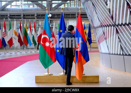 Brüssel, Belgien. 22.. Mai 2022. Flaggen von Aserbaidschan, Europa und Armenien im EU-Ratsgebäude in Brüssel, Belgien, am 22. Mai 2022. Kredit: ALEXANDROS MICHAILIDIS/Alamy Live Nachrichten Stockfoto