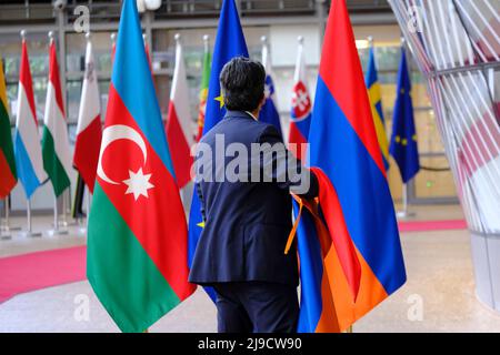 Brüssel, Belgien. 22.. Mai 2022. Flaggen von Aserbaidschan, Europa und Armenien im EU-Ratsgebäude in Brüssel, Belgien, am 22. Mai 2022. Kredit: ALEXANDROS MICHAILIDIS/Alamy Live Nachrichten Stockfoto