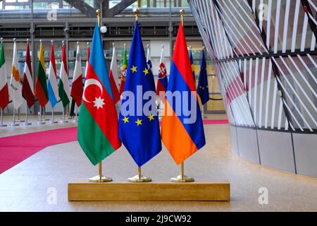 Brüssel, Belgien. 22.. Mai 2022. Flaggen von Aserbaidschan, Europa und Armenien im EU-Ratsgebäude in Brüssel, Belgien, am 22. Mai 2022. Kredit: ALEXANDROS MICHAILIDIS/Alamy Live Nachrichten Stockfoto