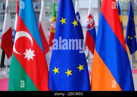 Brüssel, Belgien. 22.. Mai 2022. Flaggen von Aserbaidschan, Europa und Armenien im EU-Ratsgebäude in Brüssel, Belgien, am 22. Mai 2022. Kredit: ALEXANDROS MICHAILIDIS/Alamy Live Nachrichten Stockfoto