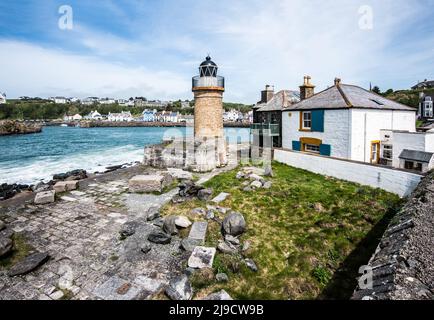 Der alte, nicht mehr genutzte Leuchtturm am malerischen Portpatrick an der Westküste der Rhins of Galloway (der seinen ersten Nachfolger überstanden hat). Stockfoto