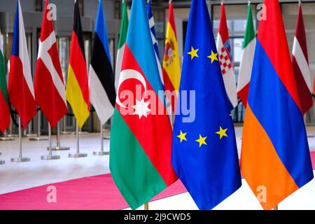 Brüssel, Belgien. 22.. Mai 2022. Flaggen von Aserbaidschan, Europa und Armenien im EU-Ratsgebäude in Brüssel, Belgien, am 22. Mai 2022. Kredit: ALEXANDROS MICHAILIDIS/Alamy Live Nachrichten Stockfoto