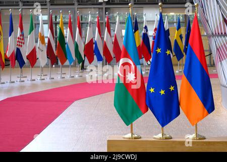 Brüssel, Belgien. 22.. Mai 2022. Flaggen von Aserbaidschan, Europa und Armenien im EU-Ratsgebäude in Brüssel, Belgien, am 22. Mai 2022. Kredit: ALEXANDROS MICHAILIDIS/Alamy Live Nachrichten Stockfoto