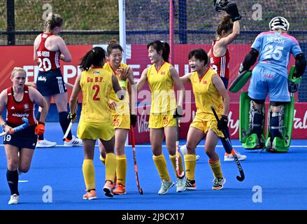 Stratford, Großbritannien. 22.. Mai 2022. England V China Frauen FIH Pro League. Lee Valley Hockey Center. Stratford. Yang Chen (China, 26) wird von ihren Teamkollegen gratuliert, nachdem sie während des Eishockeyspiels der England V China Womens FIH Pro League das China-Tor von 3. erzielt hat. Kredit: Sport In Bildern/Alamy Live Nachrichten Stockfoto