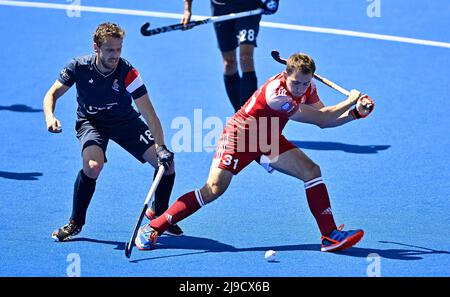 Stratford, Großbritannien. 22.. Mai 2022. England V Frankreich Herren FIH Pro League. Lee Valley Hockey Center. Stratford. Will Calnan (England, 31) und Jean-Baptiste Forgues während des Eishockeyspiels England V France Mens FIH Pro League. Kredit: Sport In Bildern/Alamy Live Nachrichten Stockfoto