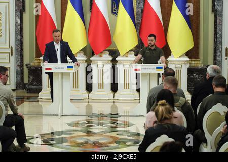 Nicht exklusiv: KIEW, UKRAINE - 22. MAI 2022 - Präsident der Ukraine Wolodymyr Zelenskyy (R) und Präsident der Republik Polen Andrzej Duda sind pi Stockfoto