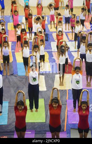 Die Freiwilligen des NSS (National Service Scheme) führen Yoga in der Halle des staatlichen Sportkomplexes (NSRCC) vor dem Internationalen Tag des Yoga durch, der jährlich am 21.. Juni in Agartala gefeiert wird. Tripura, Indien. Stockfoto