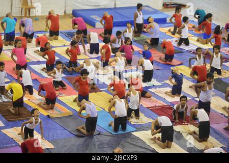 Die Freiwilligen des NSS (National Service Scheme) führen Yoga in der Halle des staatlichen Sportkomplexes (NSRCC) vor dem Internationalen Tag des Yoga durch, der jährlich am 21.. Juni in Agartala gefeiert wird. Tripura, Indien. Stockfoto