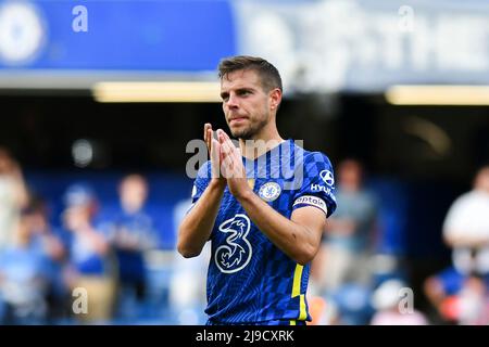 LONDON, GROSSBRITANNIEN. MAI 22. Cesar Azpilicueta von Chelsea applaudiert den Fans nach dem Spiel in der Premier League zwischen Chelsea und Watford am Sonntag, 22.. Mai 2022 in Stamford Bridge, London. (Kredit: Ivan Yordanov | MI Nachrichten) Kredit: MI Nachrichten & Sport /Alamy Live Nachrichten Stockfoto