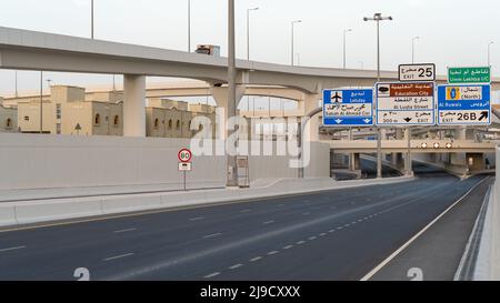 Doha, Katar, 15. Mai 2022: Kreuzung des Sabah al-Korridors in der Nähe von Gharrafa. Stockfoto