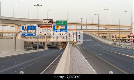 Doha, Katar, 15. Mai 2022: Kreuzung des Sabah al-Korridors in der Nähe von Gharrafa. Stockfoto