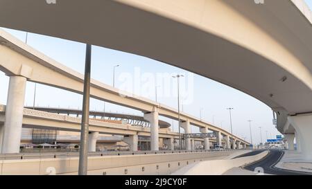 Doha, Katar, 15. Mai 2022: Kreuzung des Sabah al-Korridors in der Nähe von Gharrafa. Stockfoto