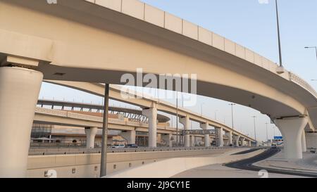 Doha, Katar, 15. Mai 2022: Kreuzung des Sabah al-Korridors in der Nähe von Gharrafa. Stockfoto