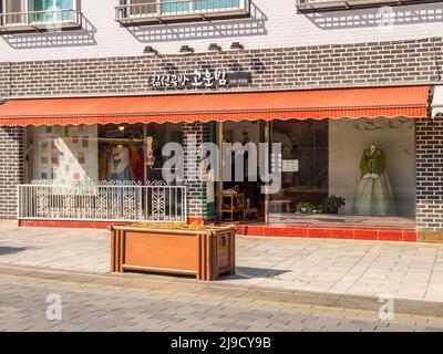Seoul, Südkorea - 14. Juni 2017: Eingang des Hanbok-Verleihladens Stockfoto