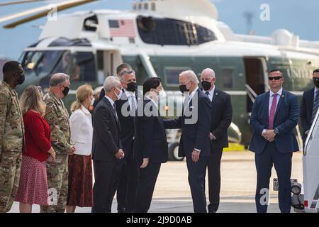 Fussa, Japan. 22.. Mai 2022. US-Präsident Joe Biden wird von dem japanischen Außenminister Yoshimasa Hayashi, dem US-Botschafter in Japan Rahm Emanuel und US-Militärstabsmitgliedern nach seiner Landung auf dem Luftwaffenstützpunkt Yokota (Präfektur Tokio) für ein zweitägiges Programm begrüßt. Nach einem Besuch in Südkorea kam der Präsident nach Japan. Joe Biden ist auf einer Allianz-Tournee in Asien. (Foto: Stanislav Kogiku/SOPA Images/Sipa USA) Quelle: SIPA USA/Alamy Live News Stockfoto