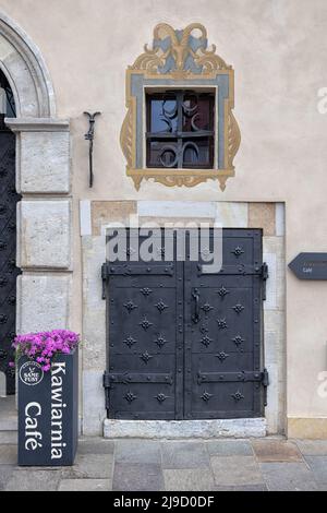 WARSCHAU, POLEN - 14. MAI 2022: Kunstvolle Fenster und Türen in der Altstadt Stockfoto