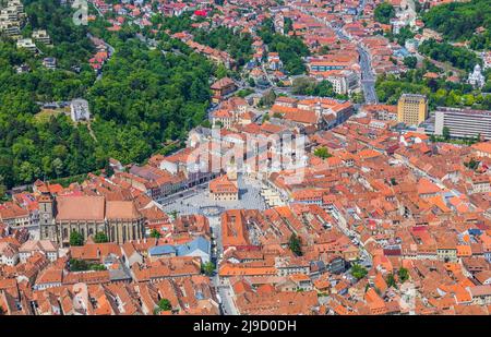 Brasov, Rumänien. Arialansicht der Schwarzen Kirche und der Altstadt. Stockfoto