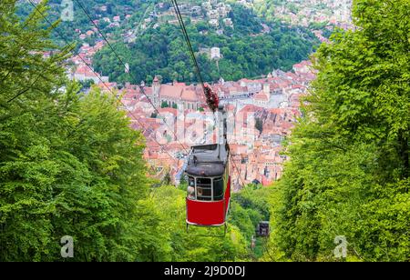 Brasov, Rumänien. Tampa Bergbahn mit der mittelalterlichen Stadt im Hintergrund. Stockfoto