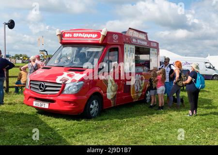 Frome, Somerset, Großbritannien - 11 2021. September: Leute, die auf der Frome Agricultural and Cheese Show 2021 in einem Mr Whippy-Eiswagen für Eis Schlange stehen Stockfoto