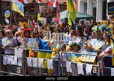 London, England, Großbritannien. 22.. Mai 2022. Demonstranten vor der russischen Botschaft. Menschenmengen marschierten vom Hyde Park zur russischen Botschaft in London und riefen die internationale Gemeinschaft dazu auf, zur Rettung der Kinder in der Ukraine beizutragen, und protestierten gegen die Gräueltaten, die angeblich von russischen Truppen begangen wurden. (Bild: © Vuk Valcic/ZUMA Press Wire) Stockfoto