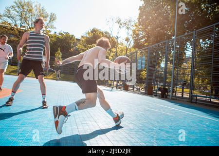 Lviv, Ukraine - 12. Mai 2022: Männer spielen Basketball im Freien Stockfoto