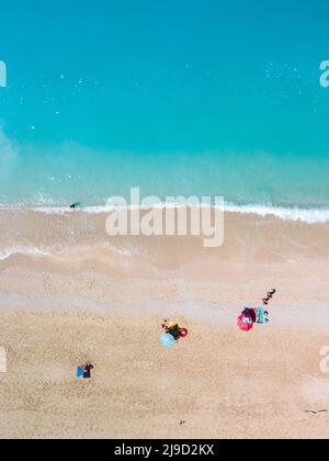 Direkt über dem Blick auf den strand von egremni auf der Insel Lefkada, Griechenland Stockfoto