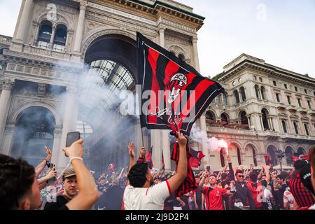 Foto LaPresse 22 Maggio, 2022 Milano, Italia News I festeggiamenti dei tifosi del Milan durante la partita per lo Scudetto. Nella foto: Tifosi milanisti auf der Piazza Duomo a Milano Photo LaPresse 22. Mai 2022 Mailand, Italien News die Feierlichkeiten der Mailänder Fans während des Spiels um die Scudetto auf dem Foto: Mailänder Fans auf der Piazza Duomo in Mailand(Foto: La Presse / PRESSINPHOTO) Stockfoto