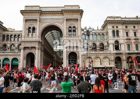 Foto LaPresse 22 Maggio, 2022 Milano, Italia News I festeggiamenti dei tifosi del Milan durante la partita per lo Scudetto. Nella foto: Tifosi milanisti auf der Piazza Duomo a Milano Photo LaPresse 22. Mai 2022 Mailand, Italien News die Feierlichkeiten der Mailänder Fans während des Spiels um die Scudetto auf dem Foto: Mailänder Fans auf der Piazza Duomo in Mailand(Foto: La Presse / PRESSINPHOTO) Stockfoto